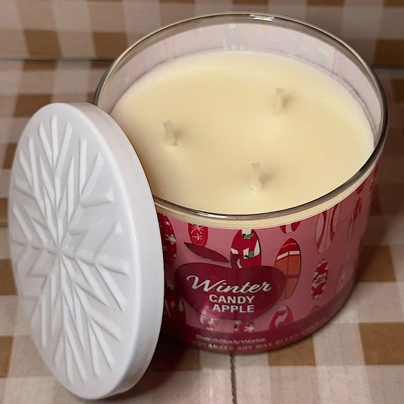 NEW B&BW Winter Candy Apple Sandy Claus 3 wick candle - Picture 4 of 5